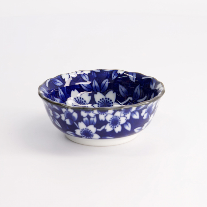Dami Sakura Bowl Ø 9 cm - blå/hvid i gruppen Indretning / Køkken & Dækning / Fedt, tallerkener & skåle hos Sommarboden i Höllviken AB (21367-TD)