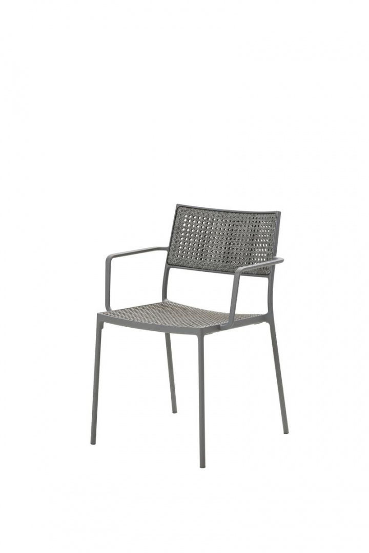 Less stol m/armstöd stapelbar - light grey i gruppen Udendørs møbler / Materiale / Aluminiummøbler / Stole - Aluminiumsmøbler hos Sommarboden i Höllviken AB (11430AIDL)