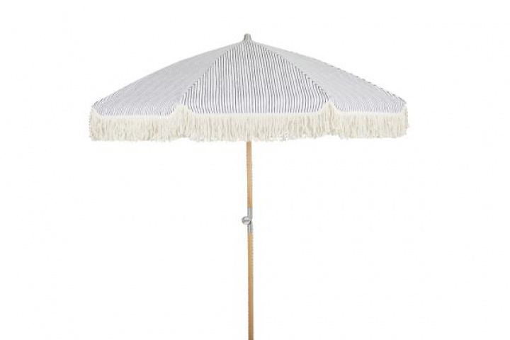 Gatsby Parasol vipperbar Ø 1,8 m - Natur/grå -hvid stribet i gruppen Udendørs møbler / Solbeskyttelse / Parasoller hos Sommarboden i Höllviken AB (1410-7)