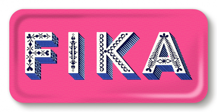 Fika bordplade 32x15 cm - bright pink i gruppen Indretning / Køkken & Dækning / Brickor og grydeunderlag hos Sommarboden i Höllviken AB (AB3215-750)