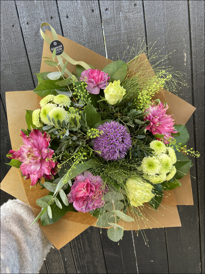 Buket med milde toner i gruppen Blomster hos Sommarboden i Höllviken AB (Bukett-milda-toner-SET)