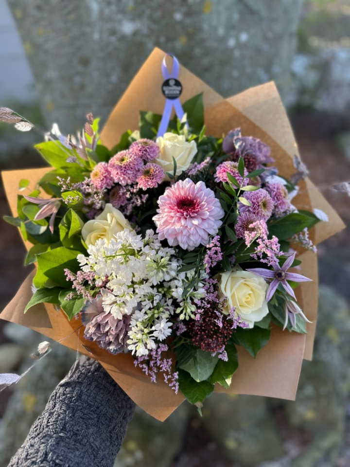  i gruppen Blomster / hos Sommarboden i Höllviken AB (Lilavit-bukett-SET)