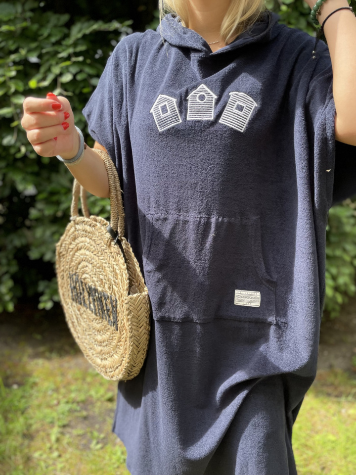 Poncho med Badehuse - marineblå i gruppen Badetøj / Andet / Badrocke & Tunikaer hos Sommarboden i Höllviken AB (PonchoBH)