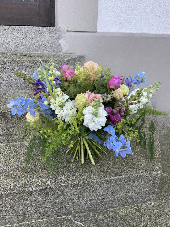 Stående buket begravelse – sommer i gruppen Blomster hos Sommarboden i Höllviken AB (beg-handbundenbuk-sommar)
