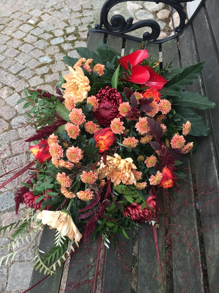 Stående buket begravelse – varme toner i gruppen Blomster hos Sommarboden i Höllviken AB (beg-handbundenbuk-varm)