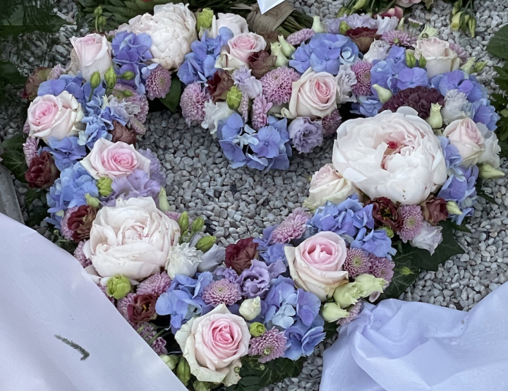 Hjerte begravelse, hul - blandet i gruppen Blomster / Begravelsesblomster hos Sommarboden i Höllviken AB (beg-hjarta-hal-blandad)