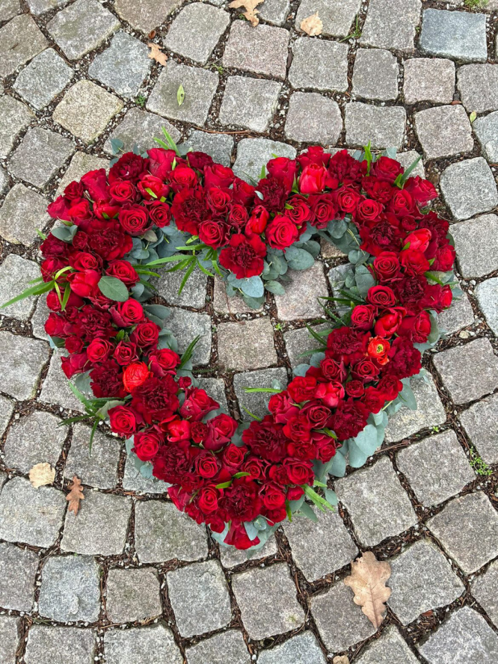 Begravelseshjerte med hul – Rød i gruppen Blomster hos Sommarboden i Höllviken AB (beg-hjarta-hal-rod)
