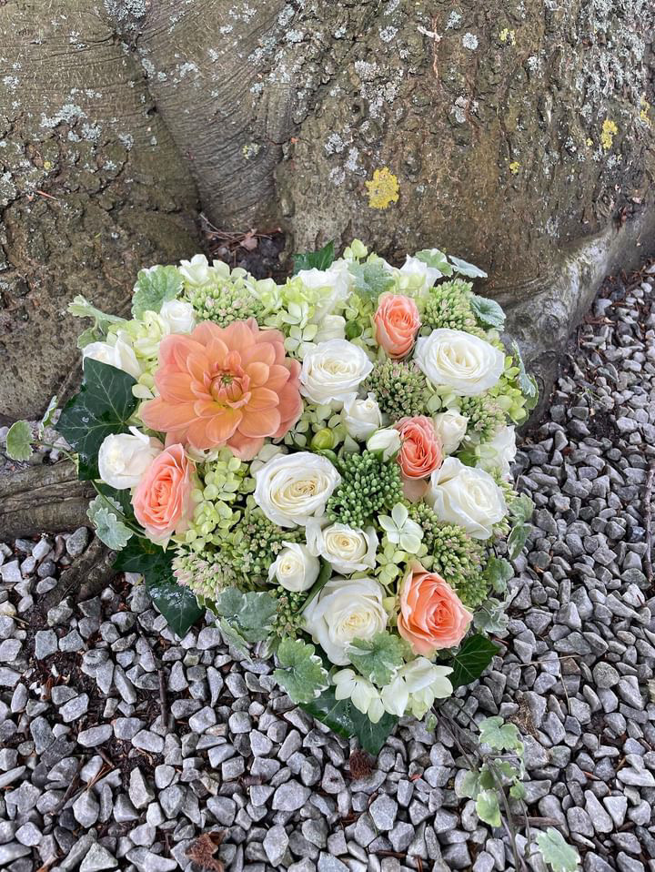 Hjerte begravelse, lille – hvid i gruppen Blomster hos Sommarboden i Höllviken AB (beg-hjarta-litet-vit)