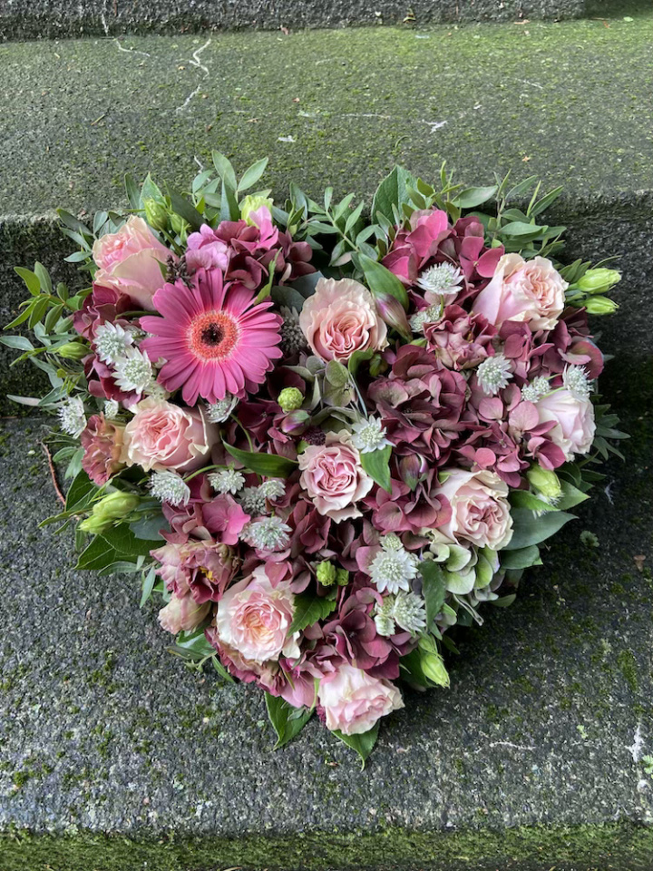 Hjerte begravelse, mellem – rosa i gruppen Blomster hos Sommarboden i Höllviken AB (beg-hjarta-mellan-rosa)