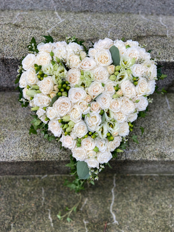 Hjerte begravelse, mellem – hvid i gruppen Blomster hos Sommarboden i Höllviken AB (beg-hjarta-mellan-vit)