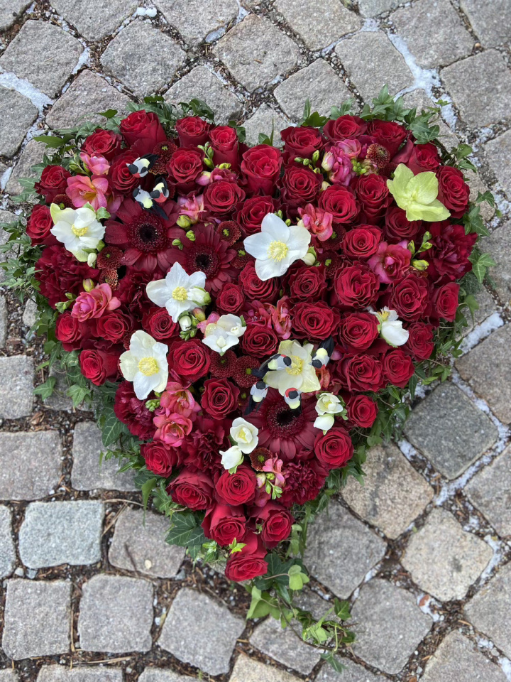 Hjerte begravelse, stor – rød i gruppen Blomster hos Sommarboden i Höllviken AB (beg-hjarta-stor-rod)