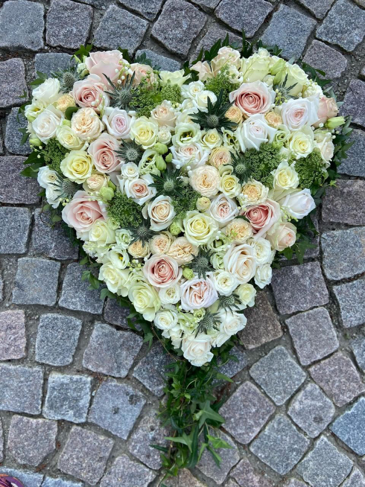 Hjerte begravelse, stor – hvid i gruppen Blomster hos Sommarboden i Höllviken AB (beg-hjarta-stor-vit)