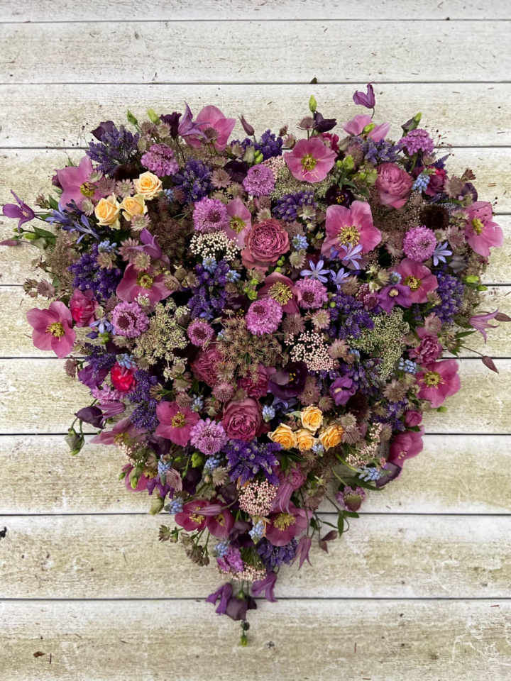 Hjerte begravelse, XL – blandet blomster i gruppen Blomster hos Sommarboden i Höllviken AB (beg-hjarta-xl-blandad)
