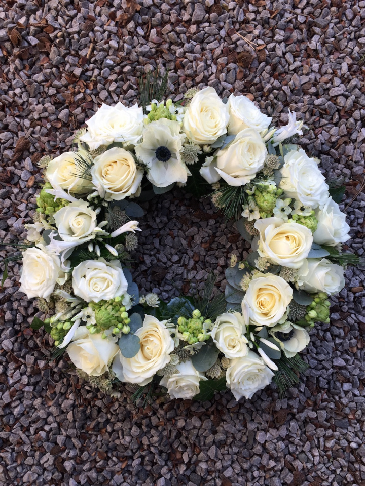 Begravelseskrans – Lille hvid i gruppen Blomster hos Sommarboden i Höllviken AB (beg-krans-liten-vit)
