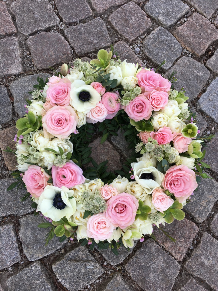 Begravelseskrans, mellem - rosa i gruppen Blomster hos Sommarboden i Höllviken AB (beg-krans-mellan-rosa)