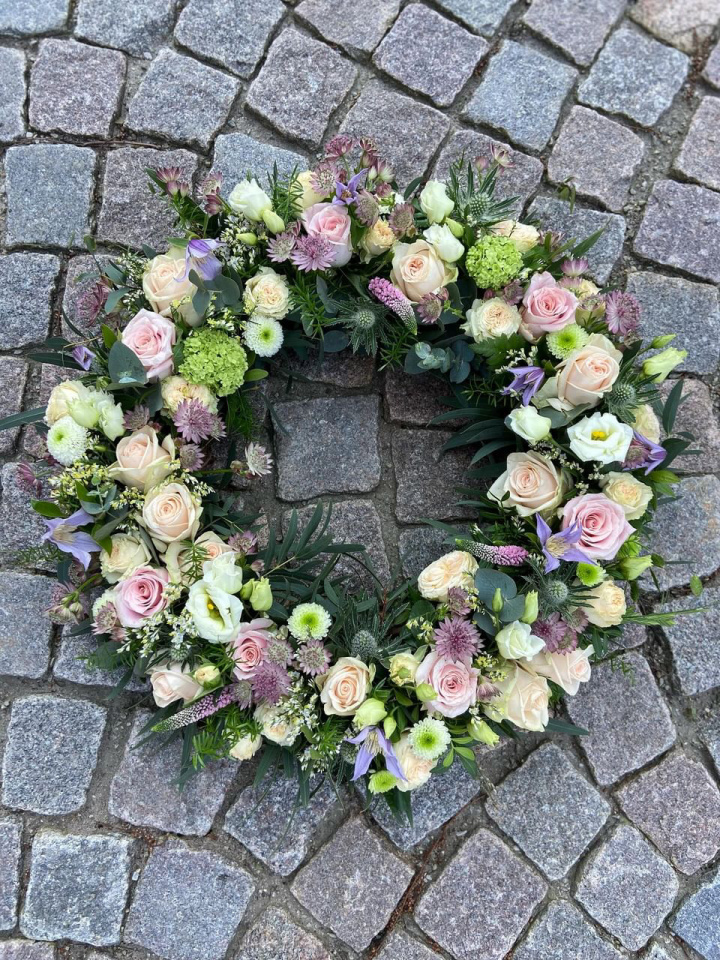 Kransdekoration, stor – lyse pasteller i gruppen Blomster hos Sommarboden i Höllviken AB (beg-krans-stor-ljusapast)