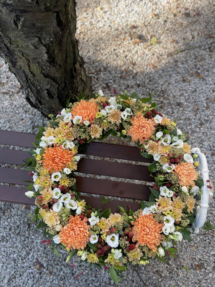 Begravelseskrans, stor - varme nuancer i gruppen Blomster hos Sommarboden i Höllviken AB (beg-krans-stor-varm)