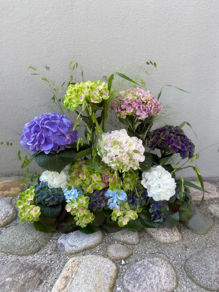 Stående begravelsesdekoration, lille - floristens valg i gruppen Blomster hos Sommarboden i Höllviken AB (beg-stoende-liten-florval)