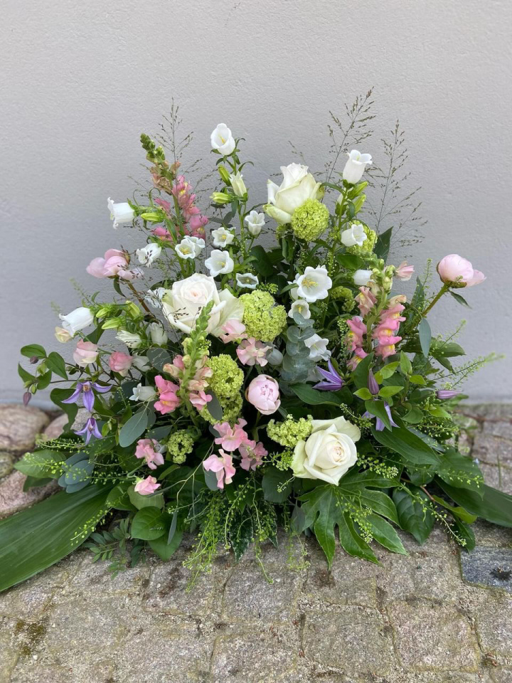 Stående begravelsesdekoration, mellem - sommereng i gruppen Blomster / Begravelsesblomster hos Sommarboden i Höllviken AB (beg-stoende-mellan-sommar)