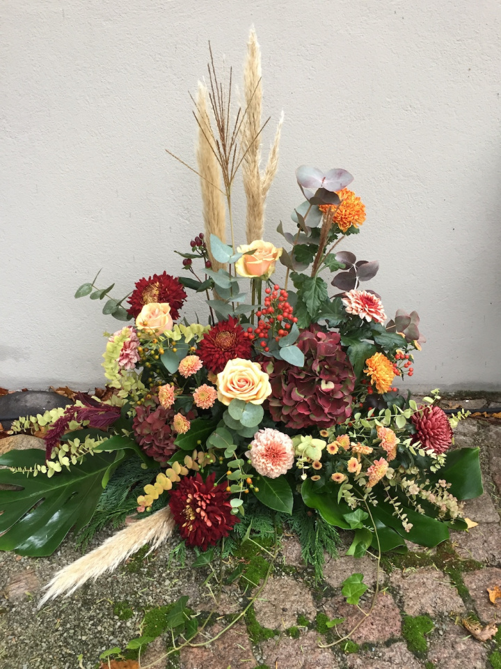 Stående begravelsesdekoration, mellem - varm i gruppen Blomster hos Sommarboden i Höllviken AB (beg-stoende-mellan-varm)