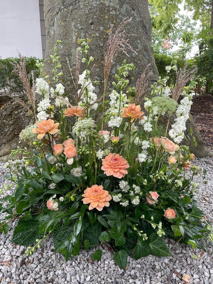 Stående begravelsesdekoration, stor - floristens valg i gruppen Blomster hos Sommarboden i Höllviken AB (beg-stoende-stor-florval)