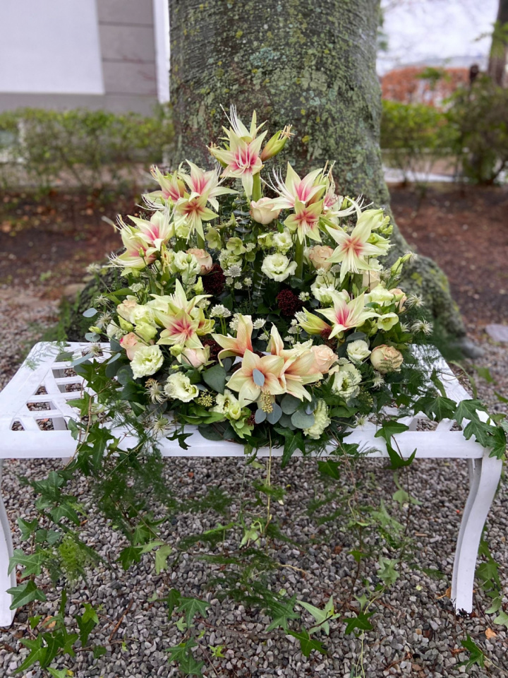 Urndekoration - floristens valg i gruppen Blomster hos Sommarboden i Höllviken AB (beg-urna-floristensval)
