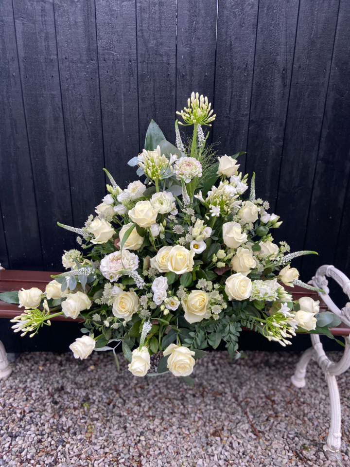 Stående begravelsesdekoration, stor - hvid i gruppen Blomster hos Sommarboden i Höllviken AB (bek-stoendedek-stor-vit)